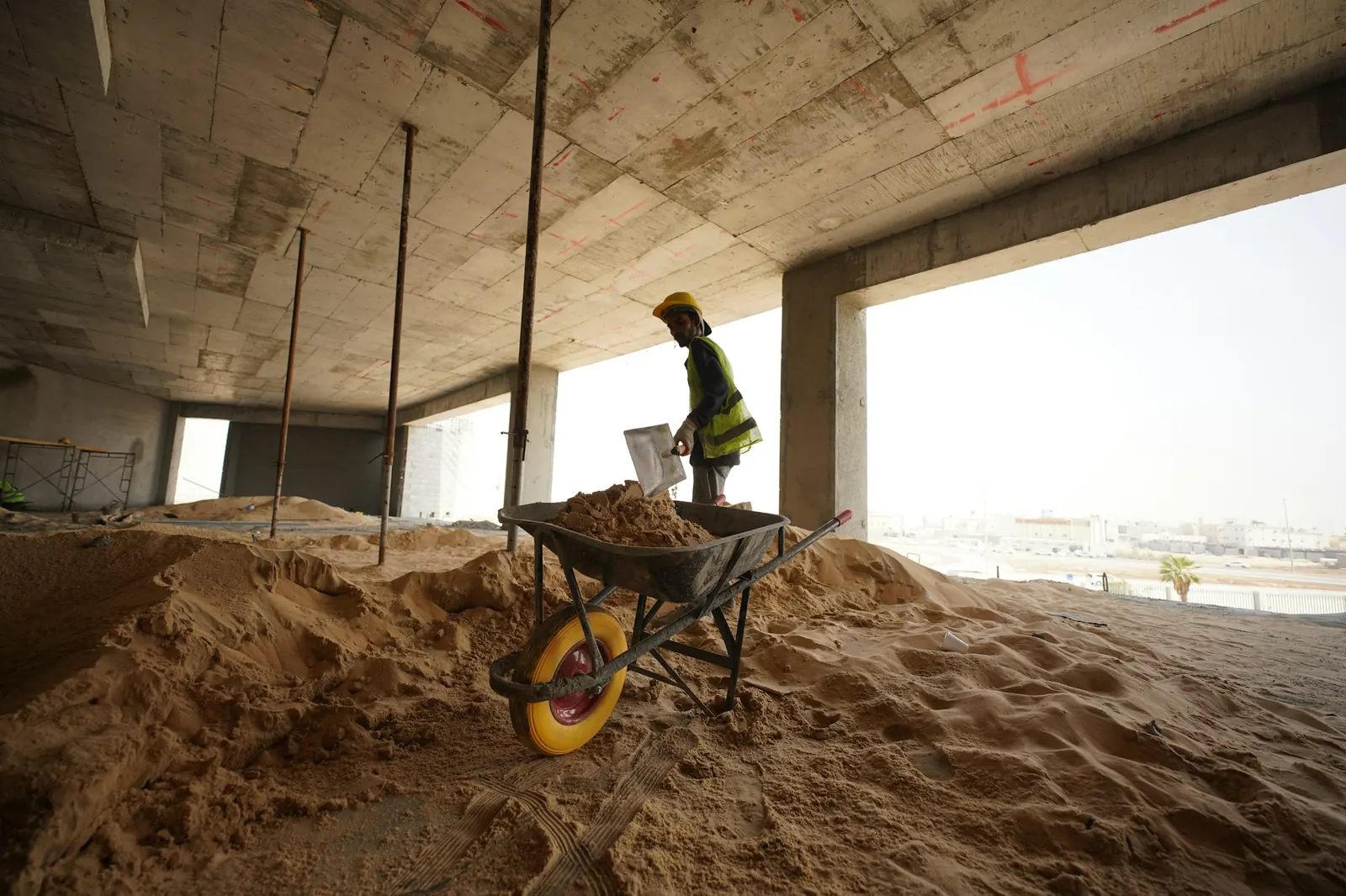 Operaio al lavoro in un edificio in costruzione