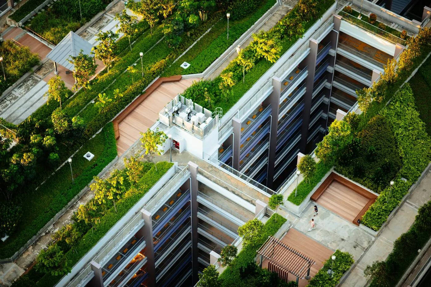 Vista dall'alto di un edificio con tetto verde e giardini