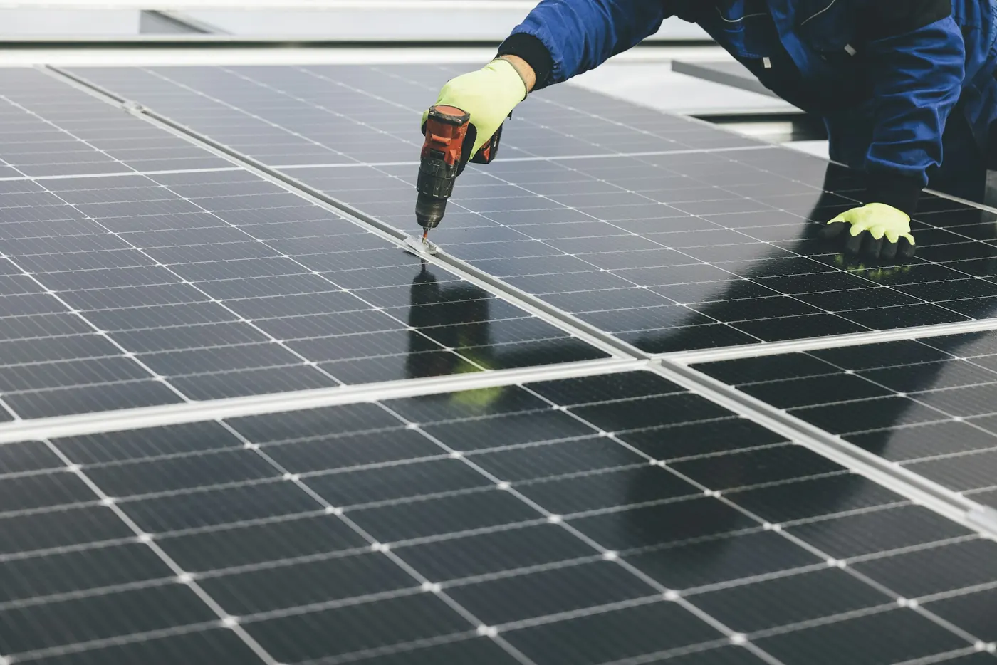 Tecnico che installa un pannello fotovoltaico